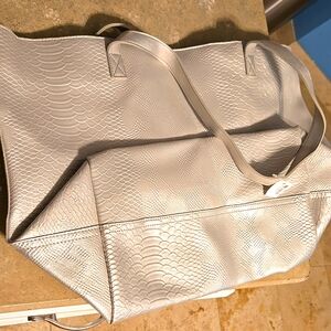 👜 NWT Large Silver Tote Bag, 1 internal pocket